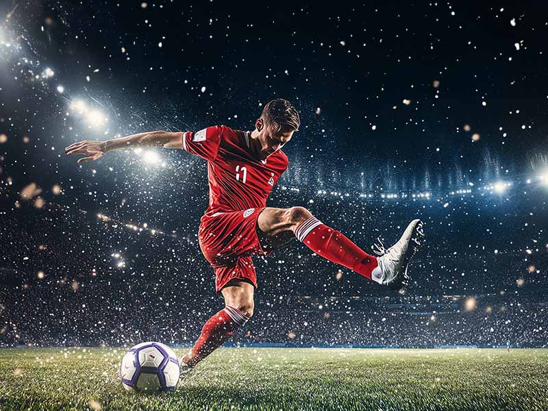 业余！央视解说：球员直挺挺倒地一动不动，主裁没有吹停比赛